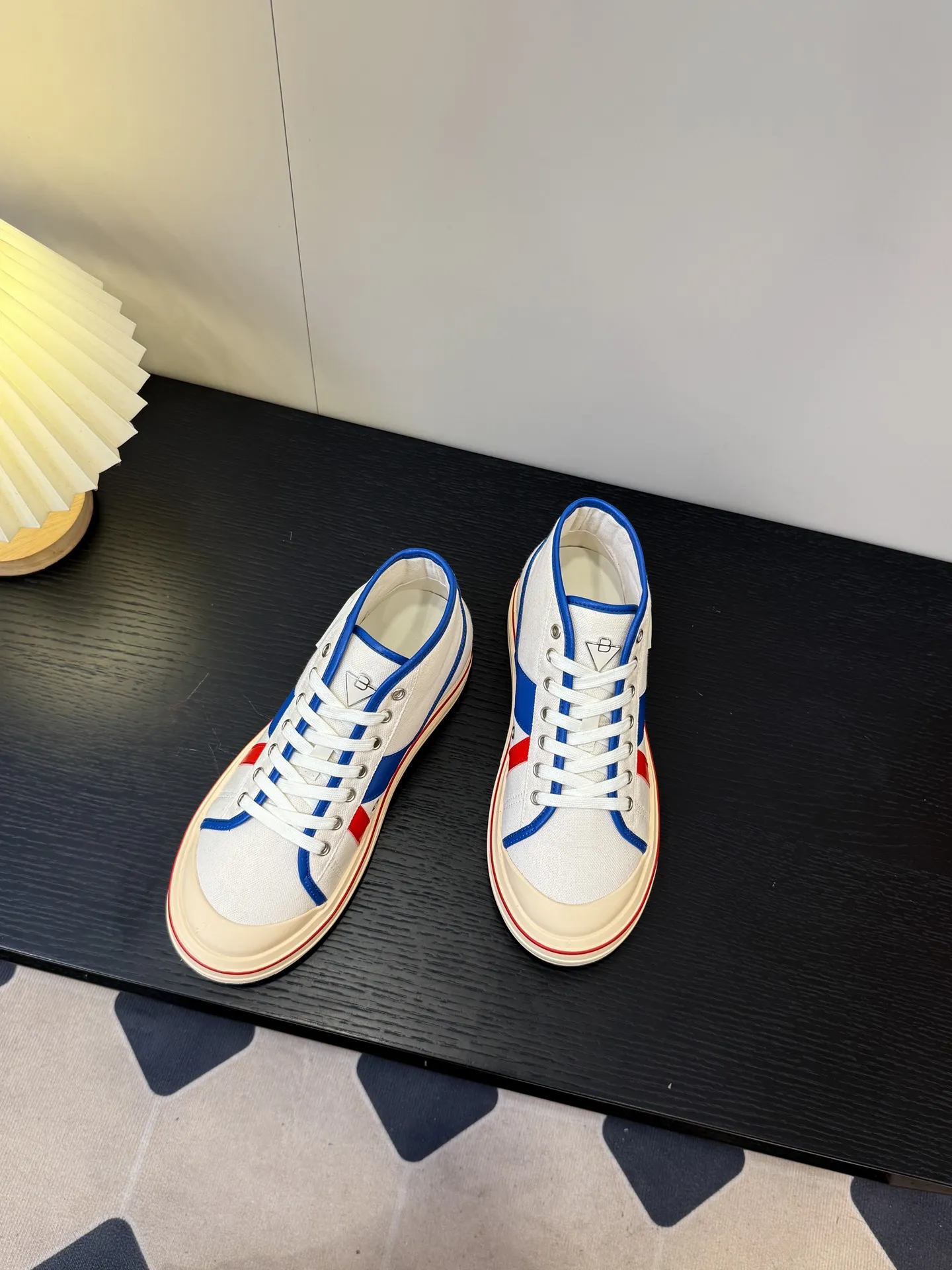 👟👟Ex-factory price 480👟👟 (Men’s size +1️⃣0️⃣) BVOrbit’s latest 2025 catwalk model, developed 1:1 from the original board, classic color matching elements! This is the biggest highlight of this shoe, eye-catching but not exaggerated design, super cool for daily use, super versatile whether paired with pants, sweaters or skirts, looks good no matter how you wear it, the more you look at it, the more you like it ❗️ Outsole: Original outsole Color: 4 colors Size: Female 35-40 Male 39-44